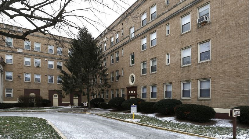 Exterior leasing building 