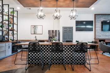 Large island in the clubhouse kitchen - Photo Gallery 5