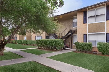 Langtry Village community exterior landscaping and pathways - Photo Gallery 4