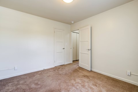 Vacant Bedroom at Lake Washington Apartments, Seattle, WA