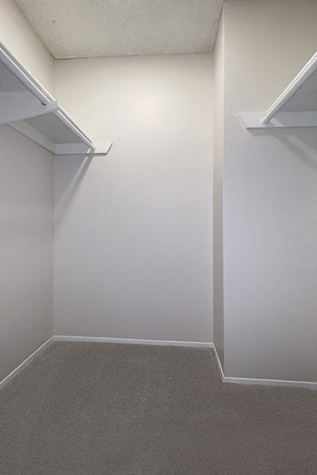 Large closet with shelves - Photo Gallery 6