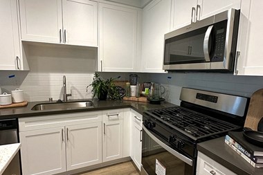 2 BR Apartments in Roseville CA - Solstice at Fiddyment Ranch - Modern Kitchen with Stainless Steel Appliances