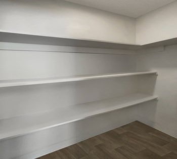 Large closet with shelves - Photo Gallery 6
