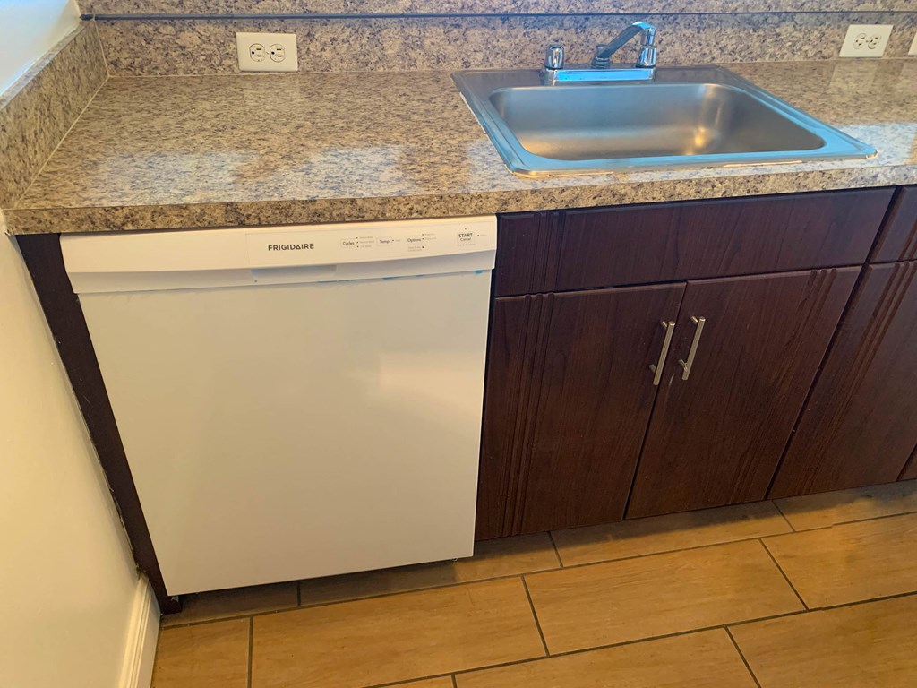 Kitchen appliances at Oaks at Pompano, Pompano Beach, 33060