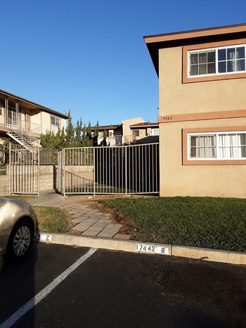Exterior building with parking - Photo Gallery 2