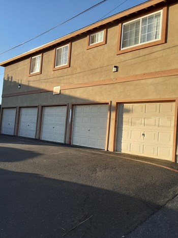 Row of garages - Photo Gallery 3