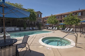 Pool and spa area with seating - Photo Gallery 4