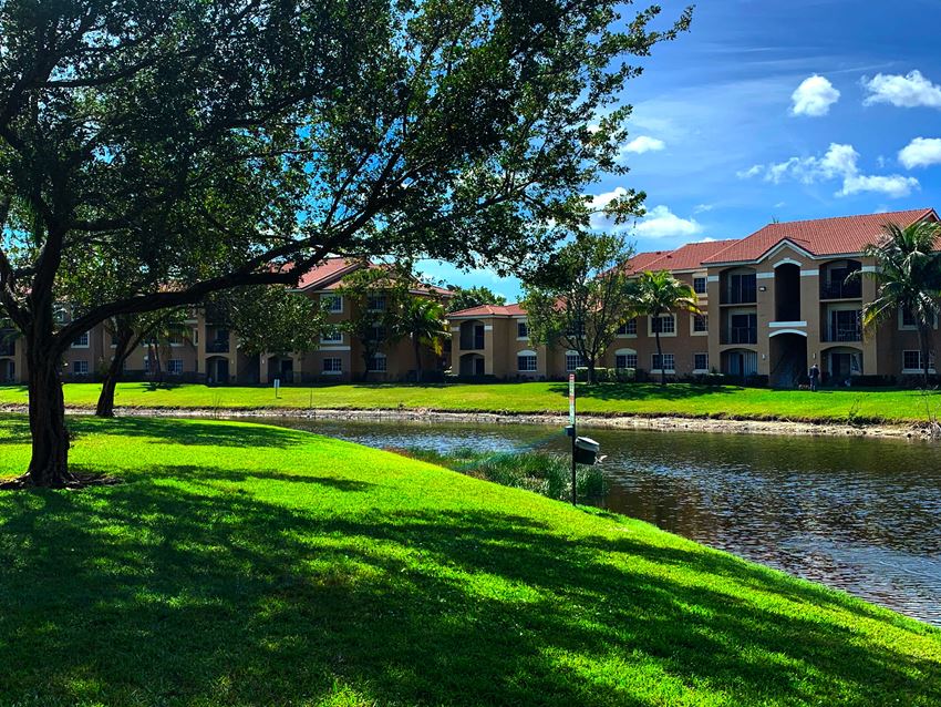 Renaissance community exterior with palm trees and lake - Photo Gallery