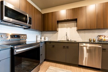 Double R kitchen with stainless steel appliances - Photo Gallery 3