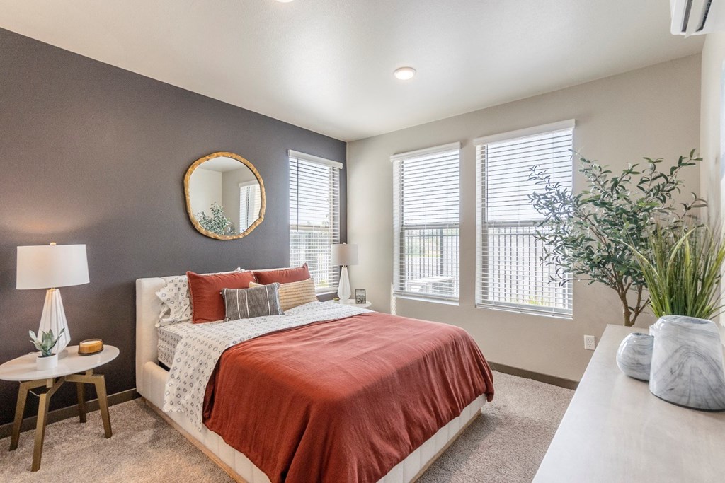 Double R large bedroom with large windows