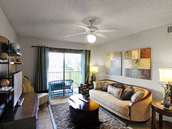 San Marco apartment home living area with balcony and ceiling fan with lots of natural lighting - Photo Gallery 12