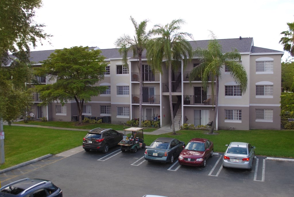 Parking at Siesta Pointe, Hialeah