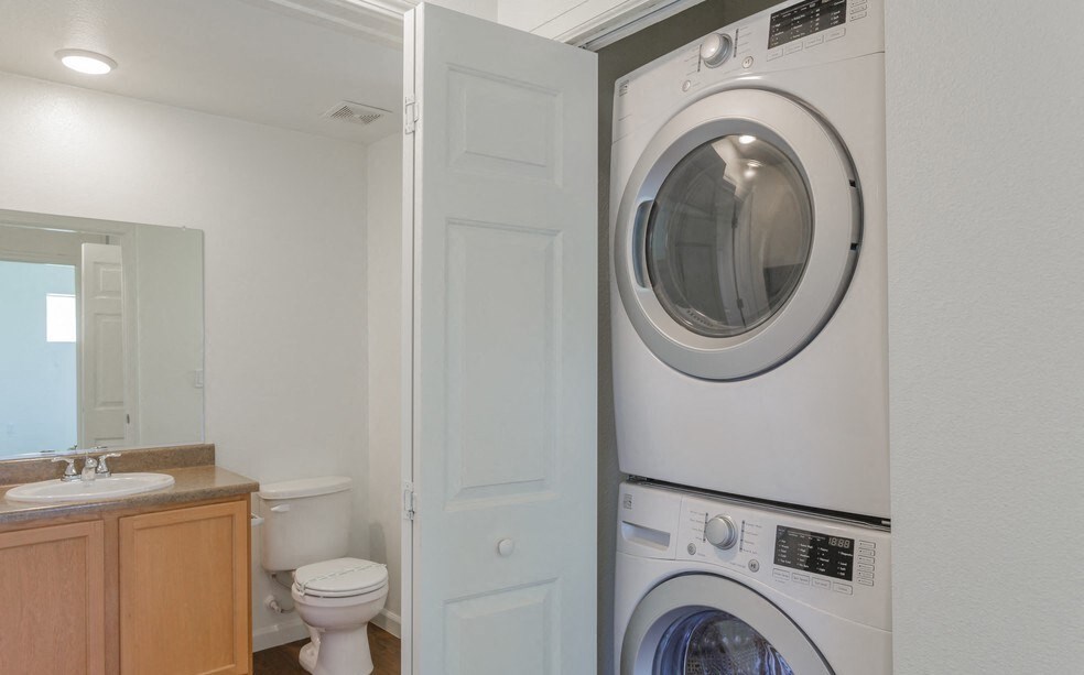 Washer and dryer stackable