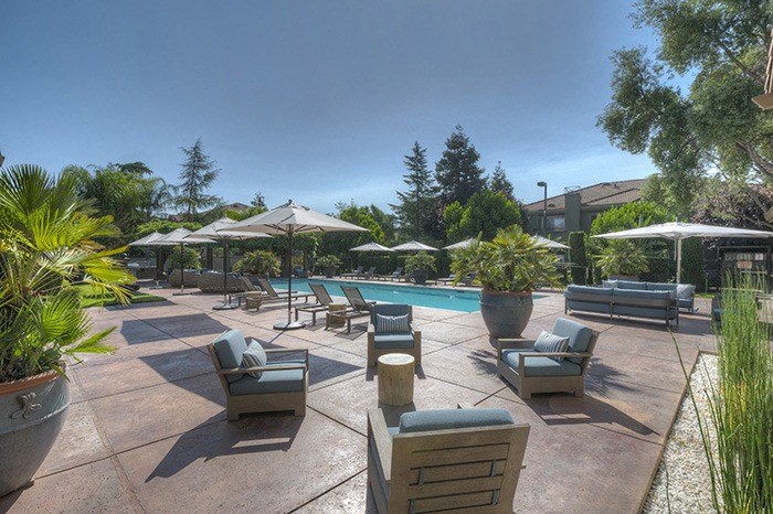 Pool Deck Seating | Stonelake Apartments in Elk Grove, California