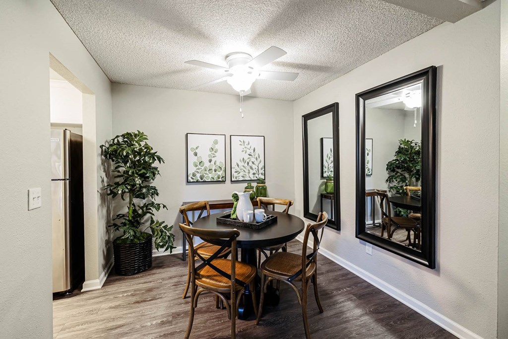 Dining area Dining area at SYCAMORE GREENS APARTMENT HOMES, California