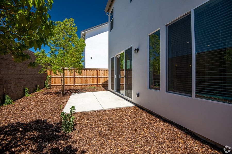 Houses for Rent in Oak Park, CA - Crocker Village - Fenced-In Spacious Private Patio with Woodchips and Trees