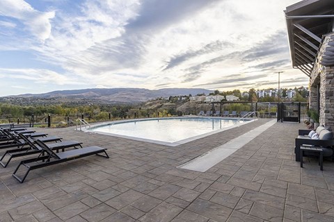 The Retreat Luxury Apartments & Townhomes