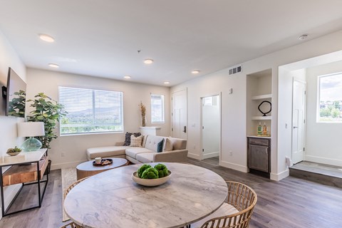 The Retreat Luxury Apartments & Townhomes