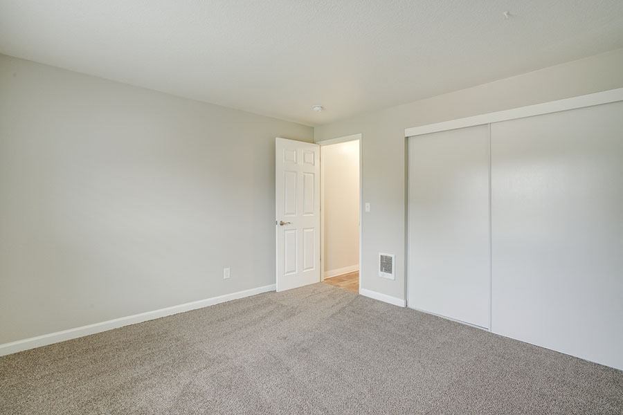 Bedroom with Plush Carpeting at TOWNSHIP Apartments, Oregon