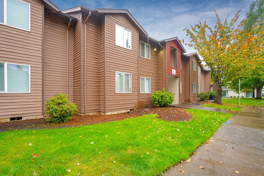 Exterior of building with landscape Exterior of building with landscape at TOWNSHIP Apartments, Oregon
