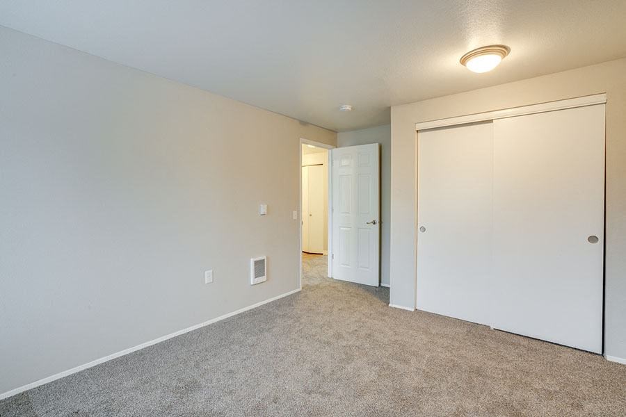 Empty Bedroom with Plush Carpet and Closet. Apartments in Canby OR - Township - Empty Bedroom with Plush Carpet and Closet at TOWNSHIP Apartments, CANBY, Oregon