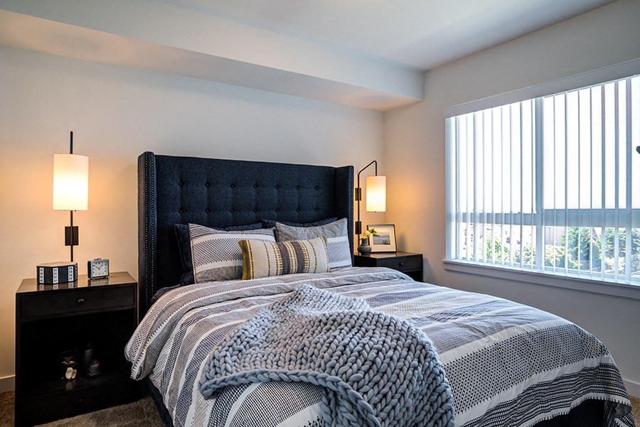 Pointe By Vintage Apartments in Des Moines, WA With Wall to Wall Carpet, Large Windows, and Stylish Decor