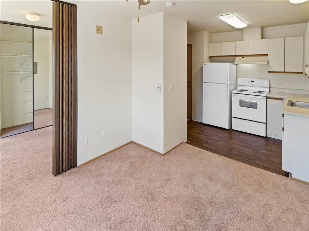 a kitchen or kitchenette at residence & conference centre windsor at Webster Court Senior Apartments, Kent, 98032