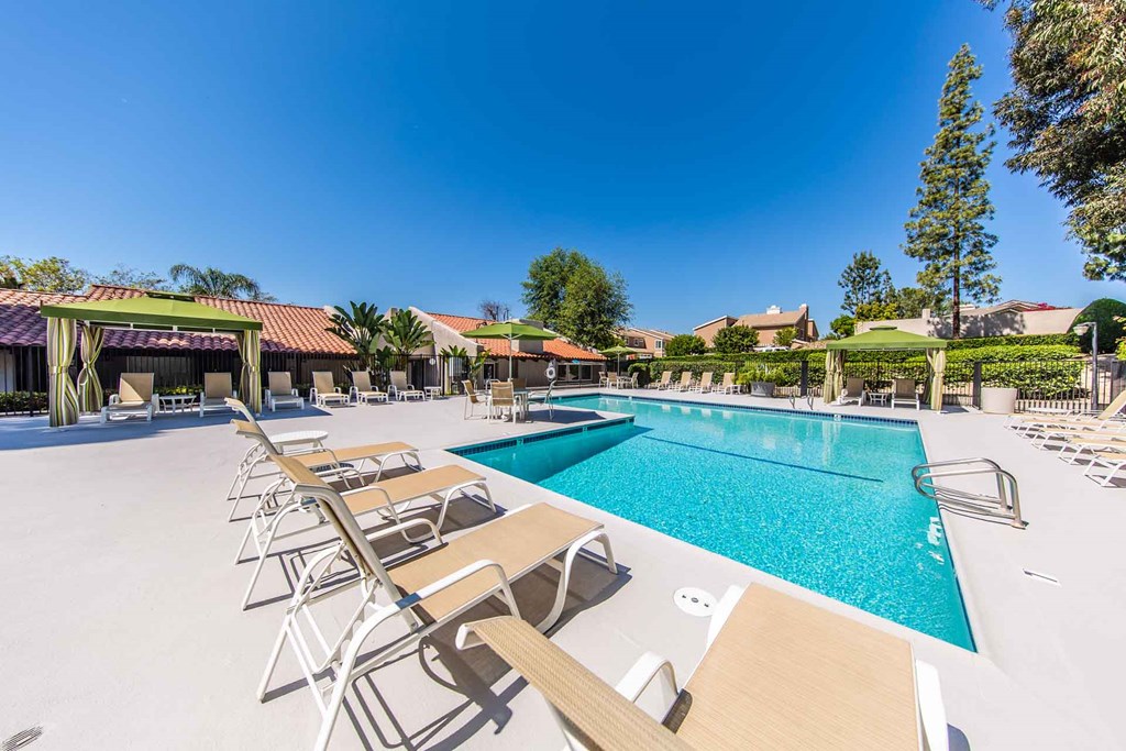 Pool With Sundecks at SYCAMORE LANE APARTMENT HOMES, California, 92691?