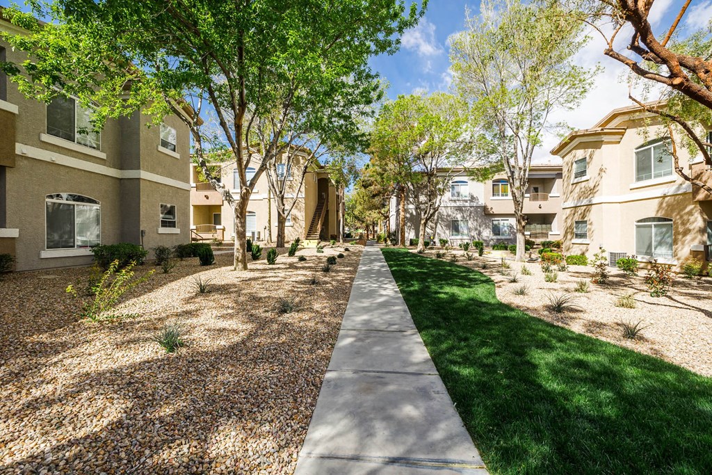 the preserve at ballantyne commons apartments courtyard and apartment buildings