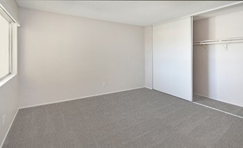 Bedroom with carpet - Photo Gallery 6