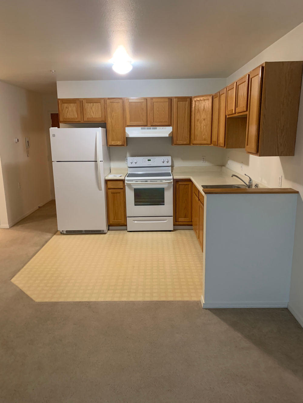 kitchen with appliances at EAST PARK VILLAS Apartments, HELENA