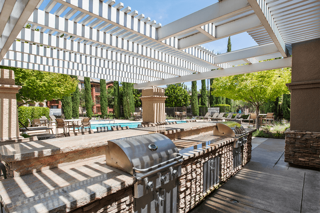 Barbecue Area l Villagio Luxury Apartment In Sacramento CA