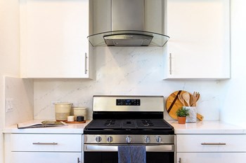 Kitchen with stove view - Photo Gallery 3