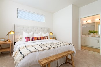 Bedroom with view of bathroom - Photo Gallery 5