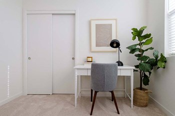 Desk in room - Photo Gallery 6
