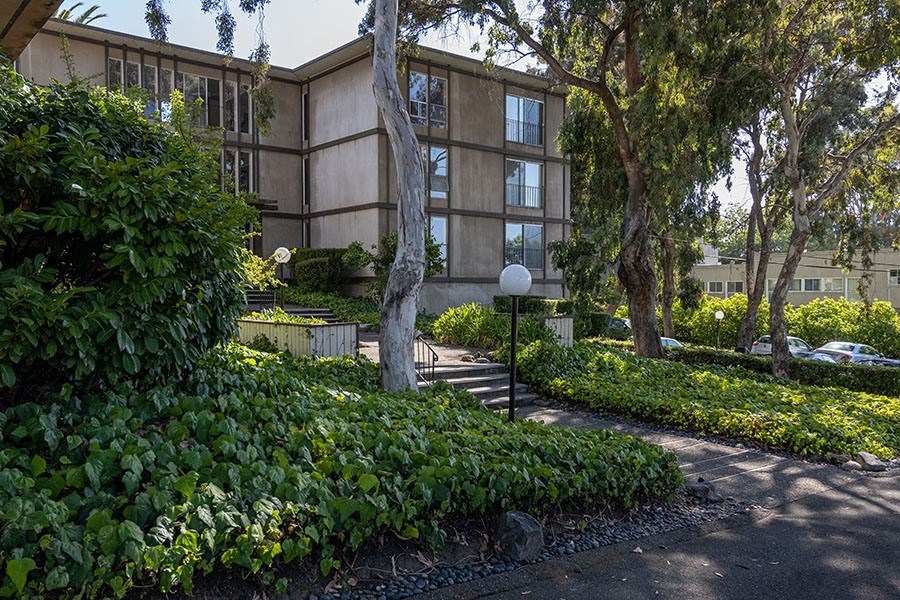 North Oakland Apartments - 225 Clifton - Exterior View of Apartment Complex with Lush Landscaping, Stairs to Building, and Parking Lot