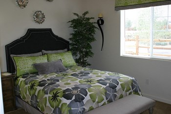 Bedroom with window - Photo Gallery 6