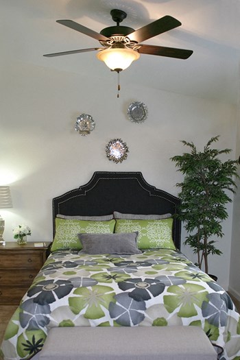 Bedroom with window - Photo Gallery 5