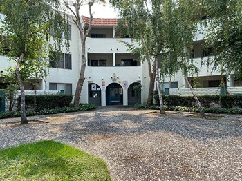 Exterior building view and courtyard - Photo Gallery 4