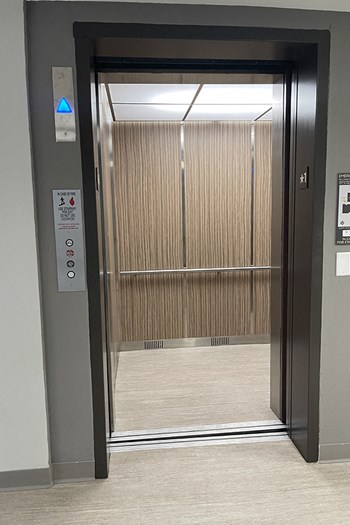 View of elevator door - Photo Gallery 6