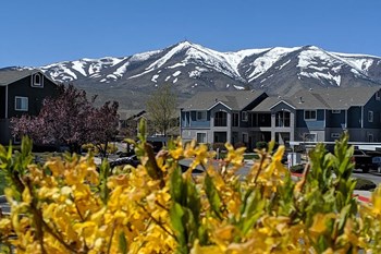 Exterior view of community and mountains - Photo Gallery 4