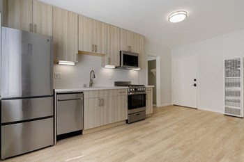 Kitchen with Stainless Steel Appliances - Photo Gallery 6