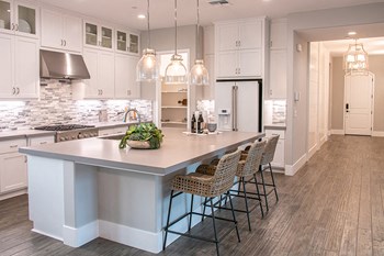 Large kitchen with island seating - Photo Gallery 2