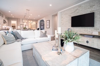 Living room with fireplace - Photo Gallery 4