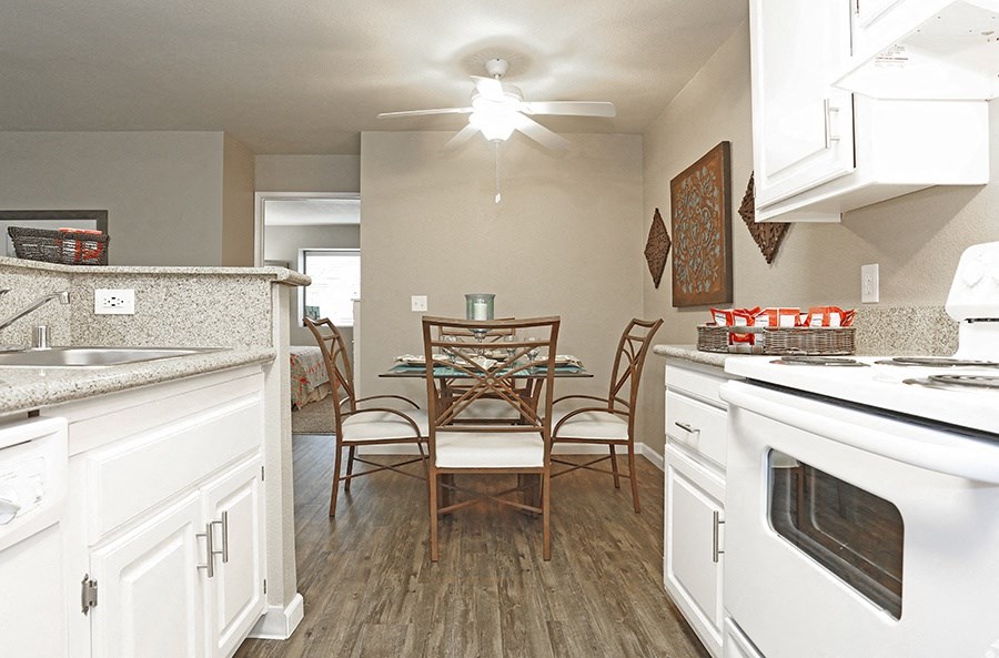 GreenbackRidge_Kitchen with appliances and dining area