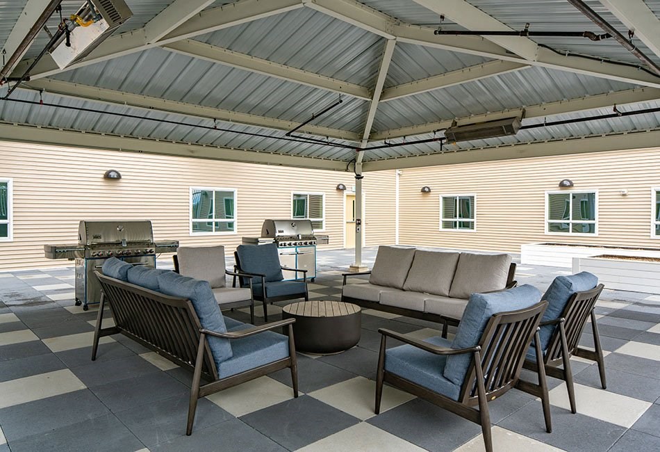 Outside seating l Traditions at Federal Way in Washington 