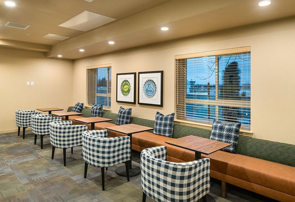 Gathering seating area l Traditions at Federal Way in Washington 