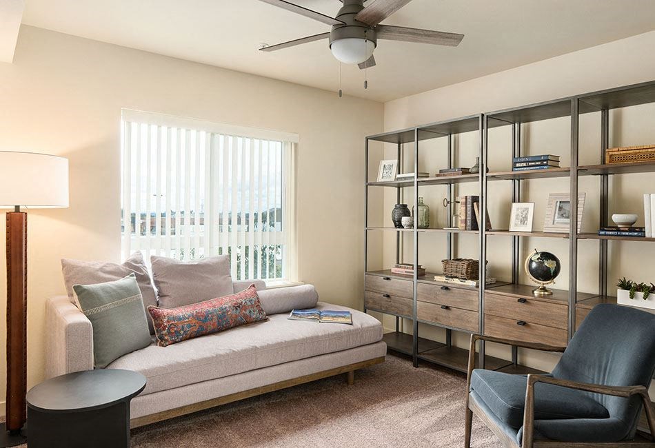 Seating area l Traditions at Federal Way in Washington 