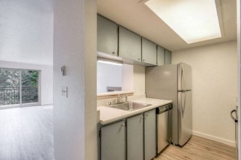 kitchen l Lawton Park Apartments in Seattle Wa - Photo Gallery 5