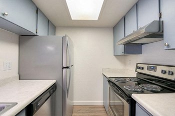 kitchen l Lawton Park Apartments in Seattle Wa - Photo Gallery 2